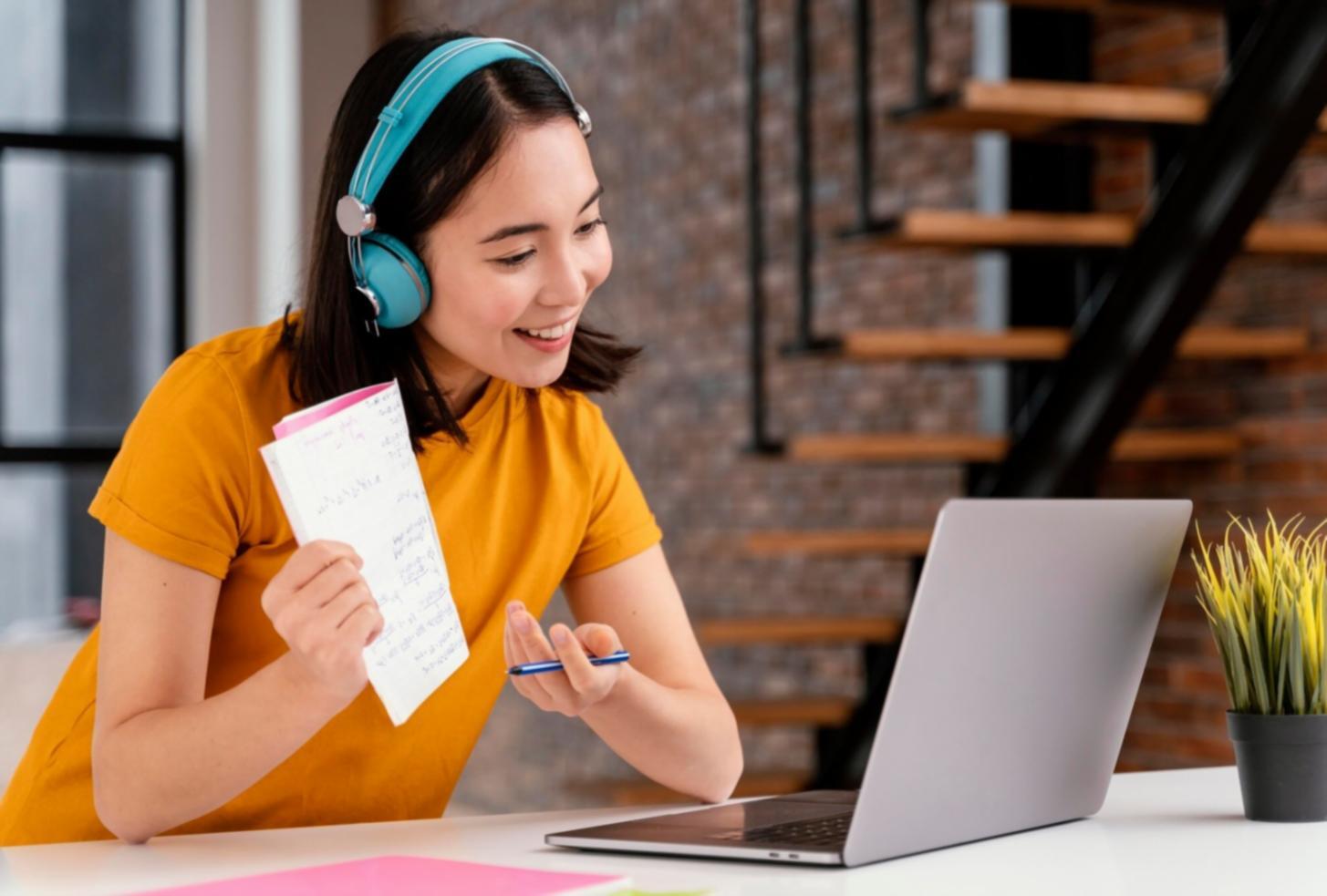 Professionnel analysant des données budgétaires sur écran