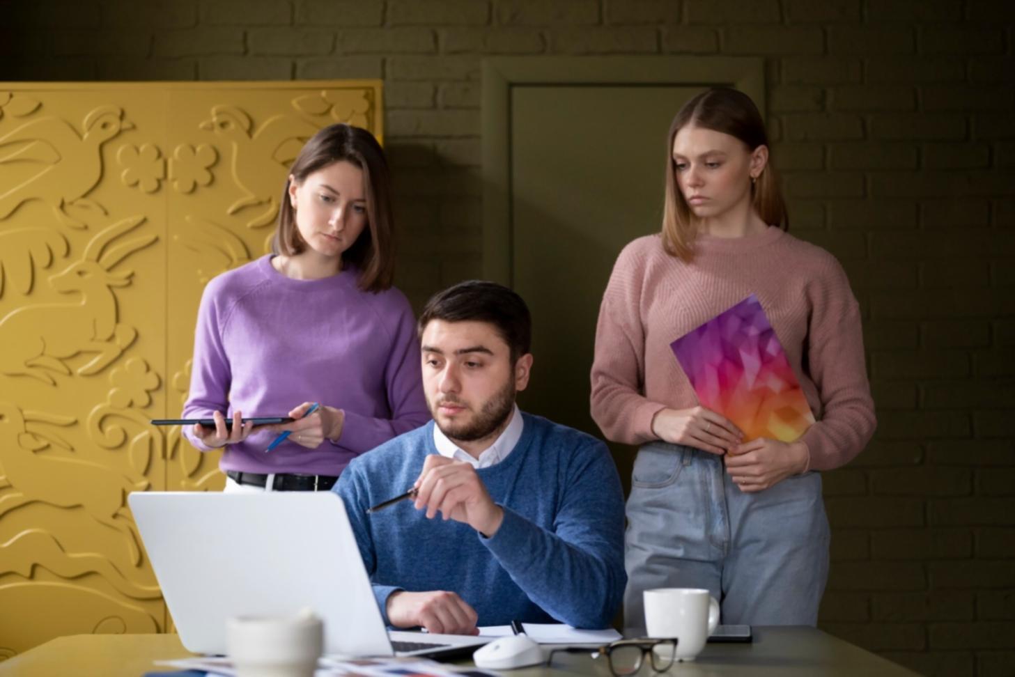 Bureau de consultation financière avec documents et ordinateurs pour analyse budgétaire