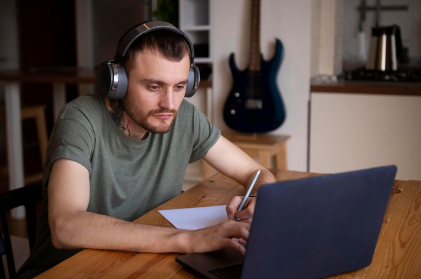 Équipe analysant des données financières