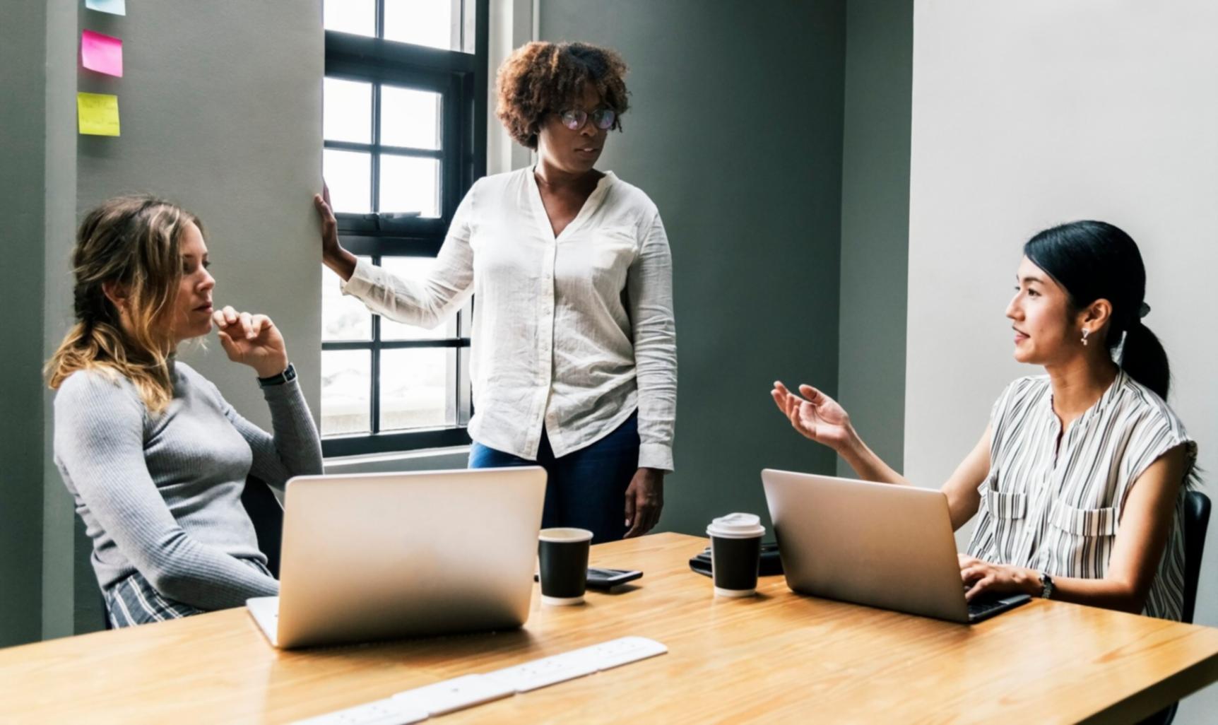 Équipe de travail collaborant sur des projections financières et analyses de risques
